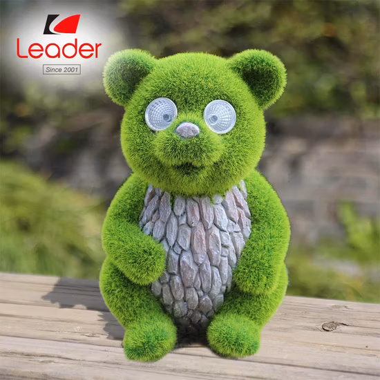La estatua solar al por mayor del oso de la fábrica con los ojos del LED, se reunió la estatuilla del oso de la hierba con las luces solares